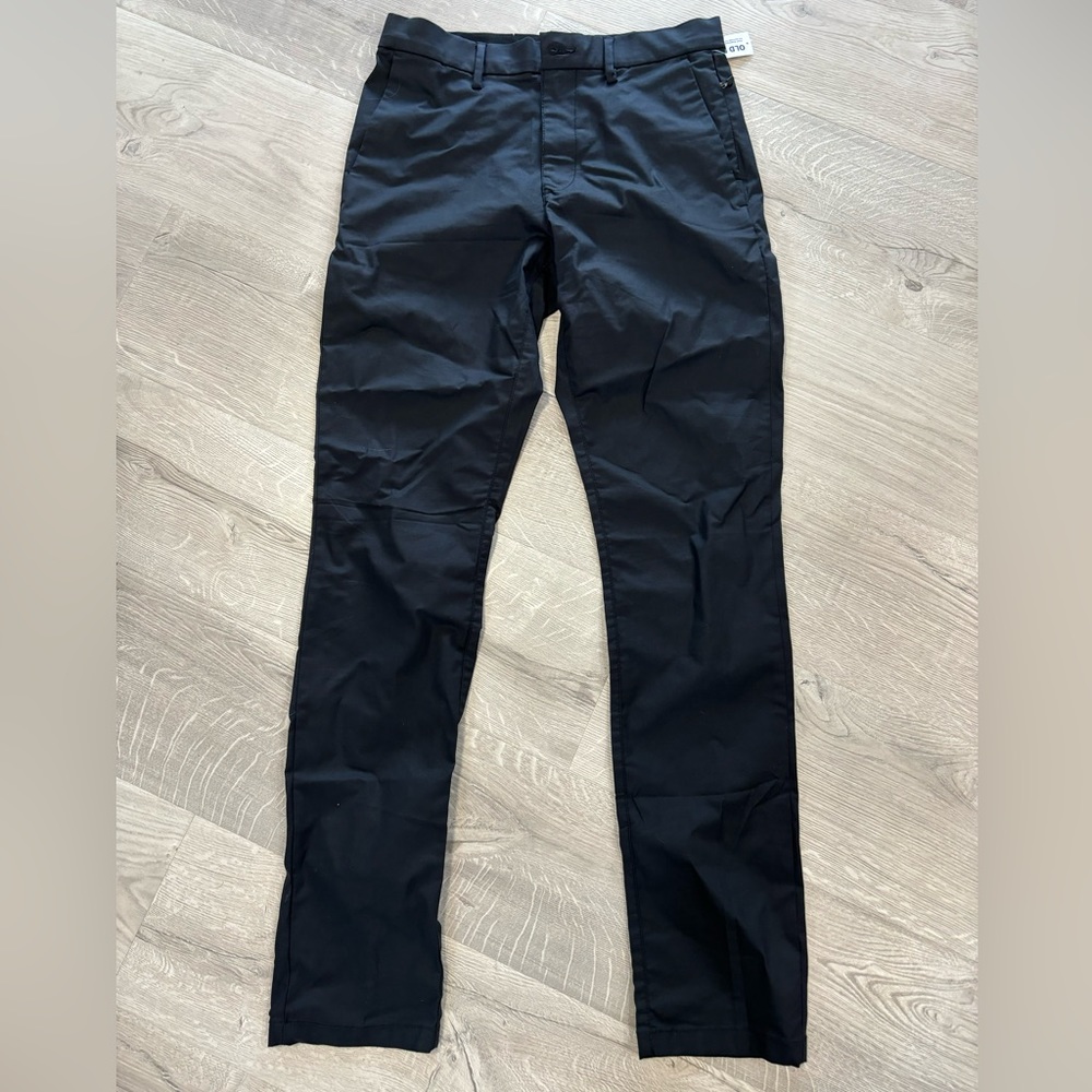Men’s Slim ultimate tech chino pants in black size: 30x34